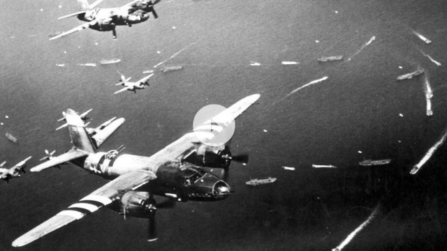 Geallieerde vliegtuigen boven de invasievloot, op weg naar Normandië. (Filmbeeld op de site).