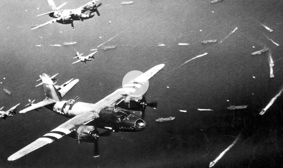 Geallieerde vliegtuigen boven de invasievloot, op weg naar Normandië. (Filmbeeld op de site).
