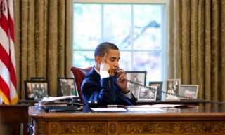 Barack Obama voert een telefoongesprek (cc - Witte Huis)
