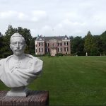 Buste van Wilhelm II met daarachter Huis Doorn (Historiek)