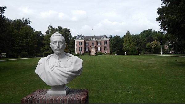 Buste van Wilhelm II met daarachter Huis Doorn (Historiek)