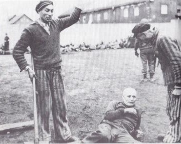 Bevrijde gevangenen in Dachau schelden één van hun voormalige bewakers uit.