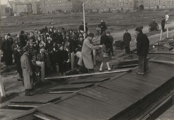 Kinderen worden per schip naar Friesland gebracht, Den Haag (1944-1945)
