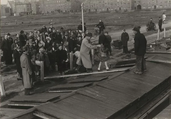 Kinderen worden per schip naar Friesland gebracht, Den Haag (1944-1945)