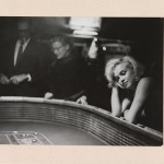 Portret van Marilyn Monroe aan de speeltafel, tijdens de opnamen voor The Misfits Eve Arnold (1912-2012) - Ontwikkelgelatinezilverdruk, 1960 Collectie Rijksmuseum