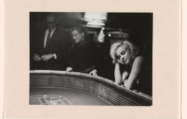 Portret van Marilyn Monroe aan de speeltafel, tijdens de opnamen voor The Misfits Eve Arnold (1912-2012) - Ontwikkelgelatinezilverdruk, 1960 Collectie Rijksmuseum