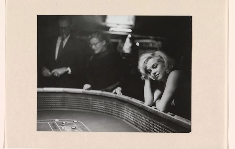 Portret van Marilyn Monroe aan de speeltafel, tijdens de opnamen voor The Misfits Eve Arnold (1912-2012) - Ontwikkelgelatinezilverdruk, 1960 Collectie Rijksmuseum