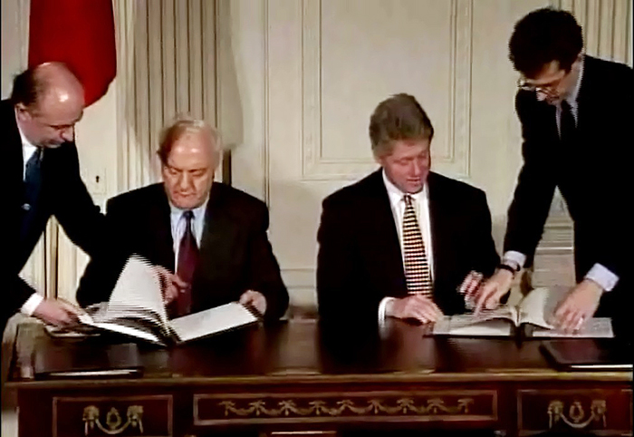 Sjevardnadze en Bill Clinton tekenen een investeringsverdrag - cc