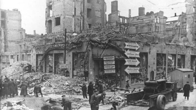 Verwoeste huizen in Berlijn, 1945 - Bundesarchiv
