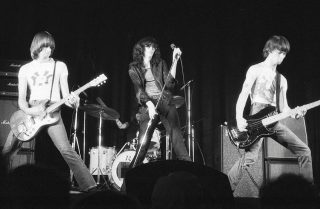 Ramones (live in Toronto, 1976. Van links naar rechts: Johnny, Tommy, Joey en Dee Dee Ramone) - CC BY-SA 3.0/wiki/Plismo