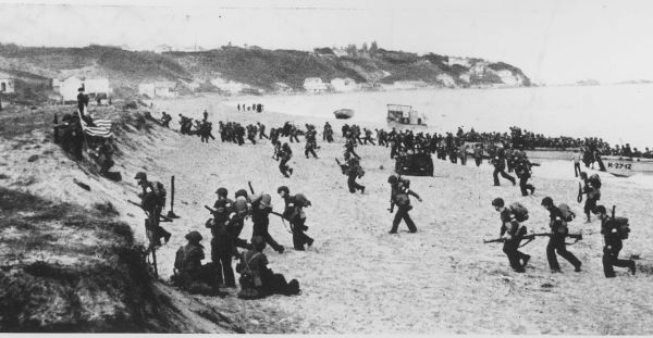 Amerikaanse troepen landen bij Algiers in het kader van operatie Torch. © U.S. National Archives