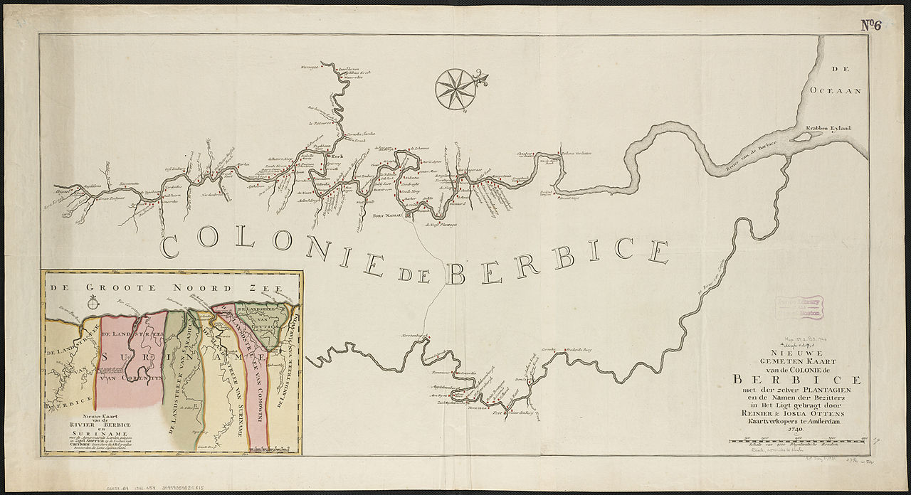 De kolonie Berbice, met het noorden op ca. 30 graden (1740). Op de kleine kaart linksonder is Berbice westelijk van Suriname gestitueerd. Opmerkelijk is dat de Caribische Zee op die kaart als 'Groote Noord Zee' wordt aangeduid.