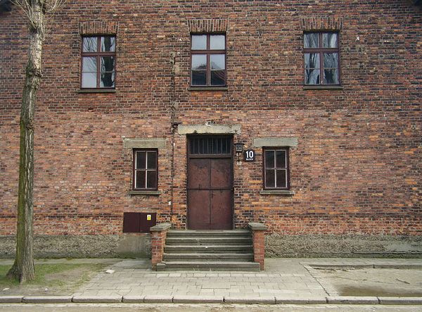 Blok 10 in Auschwitz, waar de medische experimenten werden uitgevoerd - cc