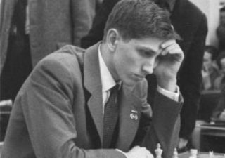Bobby Fischer in 1960 tijdens de Schaakolympiade in Leipzig (CC BY-SA 3.0 de - Karpouzi - wiki)