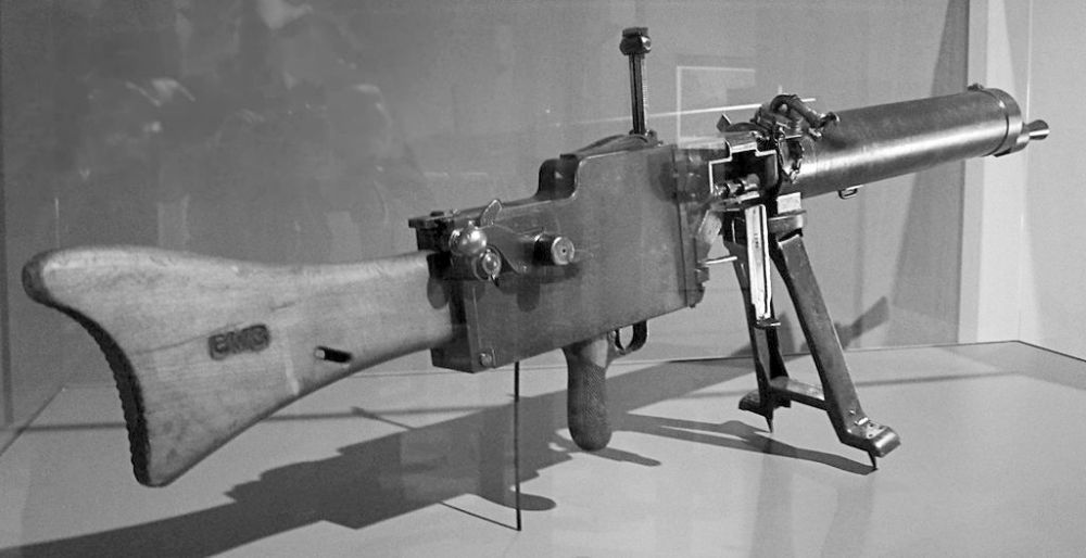 MG 08/15. Vanaf 1917 werd ook deze lichtere 18 kilo wegende Null-acht-fuffzehn gebruikt (wiki)