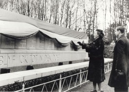 Onthulling monument in Kamp Vught door prinses Juliana, 1947 (NMKV)