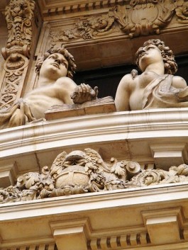 Twee sculpturen aan de buitenzijde van de beurs - cc