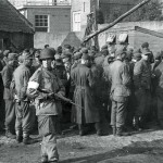 Son, 18 september. Aan de Markt op een boerenerf verzamelen de soldaten van de 101st de krijgsgevangen gemaakte Duitse militairen - © uit: De bevrijding in Beeld / Vantilt fragma