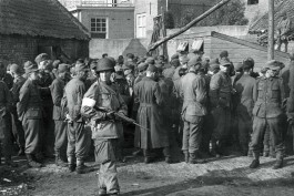Son, 18 september. Aan de Markt op een boerenerf verzamelen de soldaten van de 101st de krijgsgevangen gemaakte Duitse militairen - © uit: De bevrijding in Beeld / Vantilt fragma