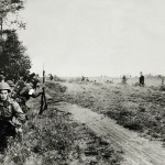 Son 17 september - Kort na hun landing verzamelen de mannen van het 506th Regiment van de 101st Airborne Division zich aan de rond van het Sonse bos. Linksvoor zit sergeant Joe Crawford - © uit: De bevrijding in Beeld / Vantilt fragma