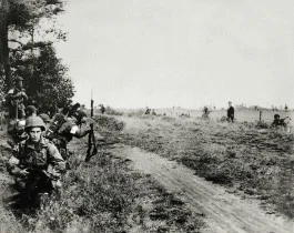 Son 17 september - Kort na hun landing verzamelen de mannen van het 506th Regiment van de 101st Airborne Division zich aan de rond van het Sonse bos. Linksvoor zit sergeant Joe Crawford - © uit: De bevrijding in Beeld / Vantilt fragma