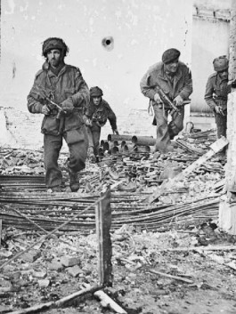 Britse paratroopers bij Oosterbeek