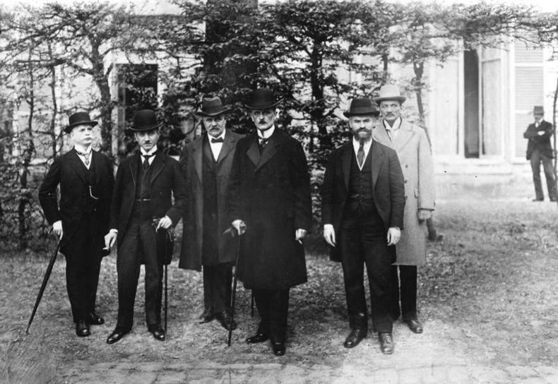 Brockdorff-Rantzau (4e van links) als lid van de Duitse delegatie tijdens de vredesonderhandelingen in Versailles.