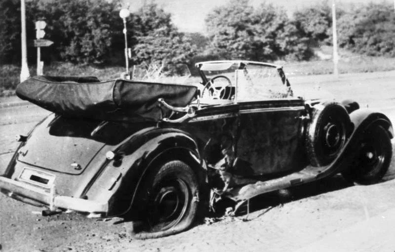 De Mercedes-Benz van Heydrich kort na de aanslag. (Bundesarchiv)