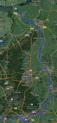 De IJssel op Google Maps. De rivier ontspringt ten oosten van Arnhem bij Westervoort en kronkelt vervolgens via Zutphen, Deventer, langs Zwolle en door Kampen om uit te monden in het IJsselmeer. De IJsselmeerpolders bestonden tijdens de oorlog nog niet.