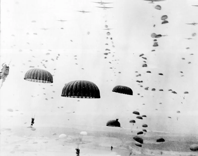 Parachutisten tijdens operatie Market Garden