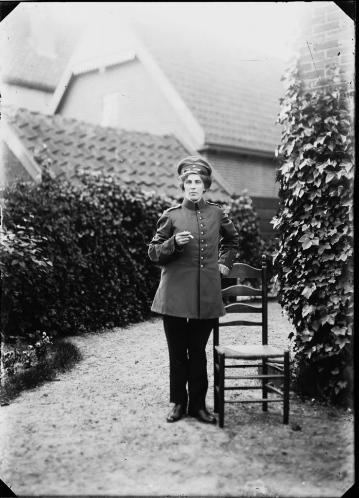 Een vrouw in uniform (Regionaal Archief Alkmaar)