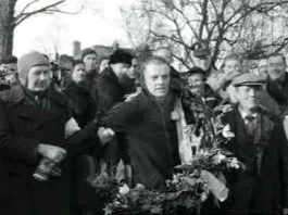 Jeen van den Berg als winnaar van de Elfstedentocht van 1954