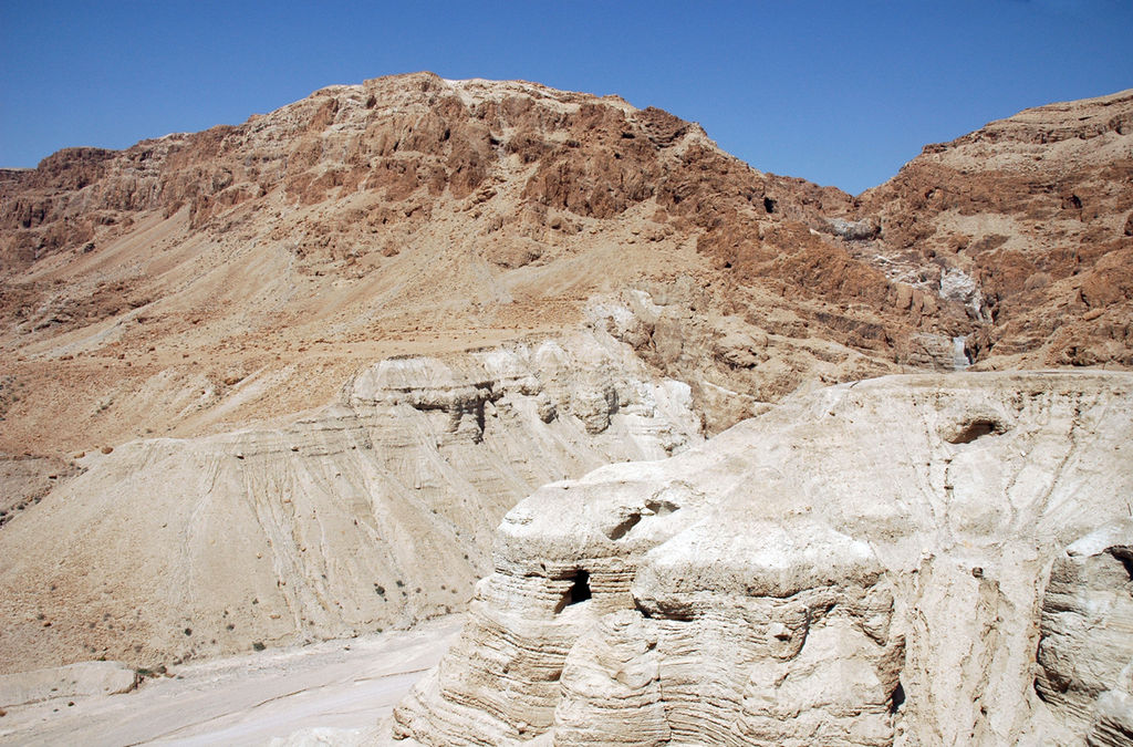 De vierde grot bij Qumran, waar de meeste tekstfragmenten werden gevonden. - cc