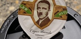 Adolf Hitler op een koffiekuipje (Twitter)