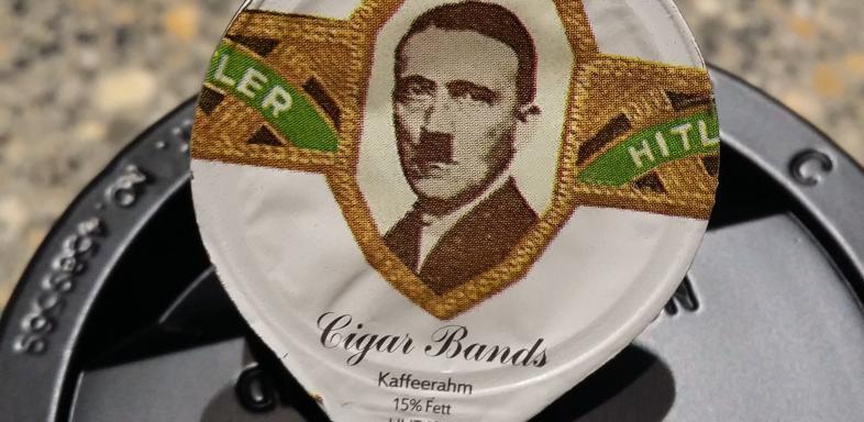 Adolf Hitler op een koffiekuipje (Twitter)