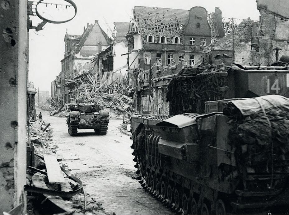 Churchilltanks rijden op 11 februari het vernielde oude centrum van Kleve binnen. - © uit: De bevrijding in Beeld  / Vantilt fragma