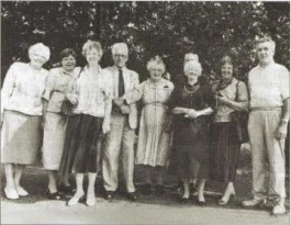 De familie Buitenhuis samen met de opgevangen Arnhemse familie in 1944 op de foto in Apeldoorn-Noord