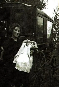 De moeder van Wilma van Cruysen liep, hoog zwanger, 10 kilometer naar een kraamkliniek, bij gebrek aan vervoer.