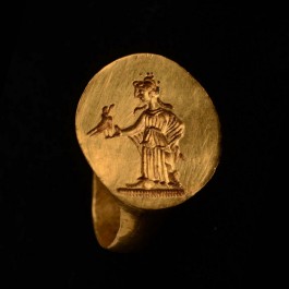 Zegelring (goud, datering 3de eeuw na Chr., diameter 1,7 en 1,8 cm., gevonden in Carthago) Collectie: Musée national de Carthage, Tunesië