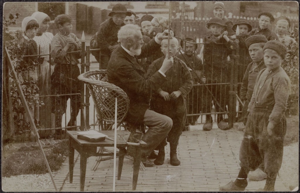 De huisarts en antropoloog J. Sasse meet de schedels van schoolkinderen op Urk (ca. 1912, part, coll.)