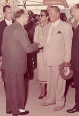 Handenschudden met maarschalk Tito, september 1957