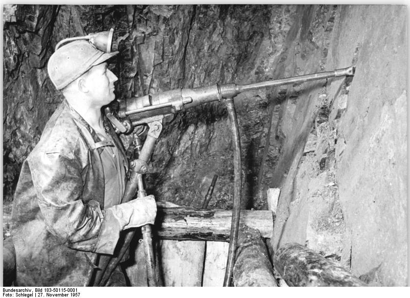Een mijnwerker in de Wismut in 1957. (Deutsches Bundesarchiv)