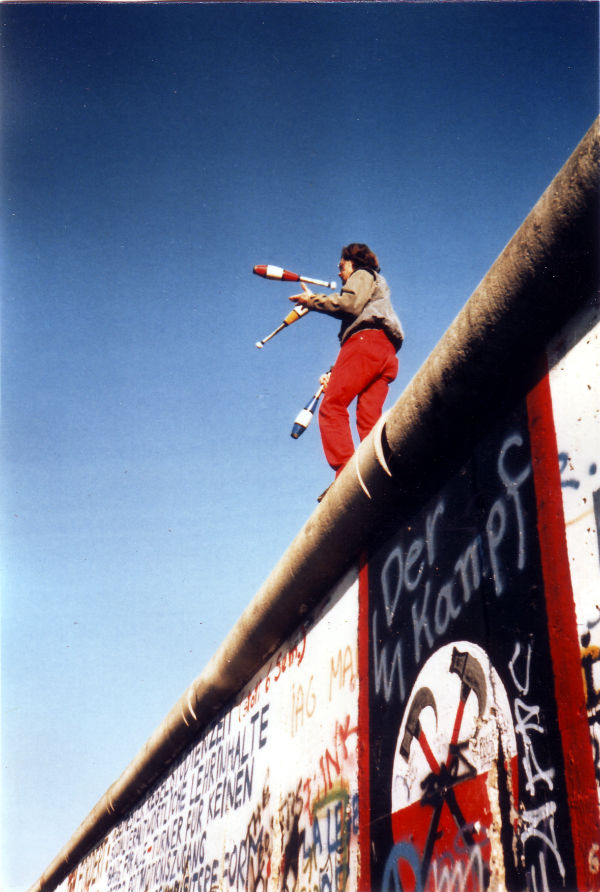 Jongleren op de Berlijnse Muur (1989) - cc