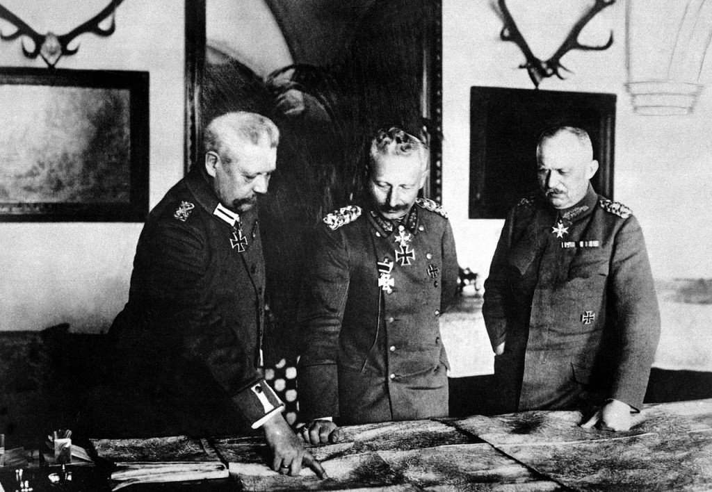 Paul von Hindernburg, keizer Wilhelm II en generaal Erich Ludendorff (Bundesarchiv)