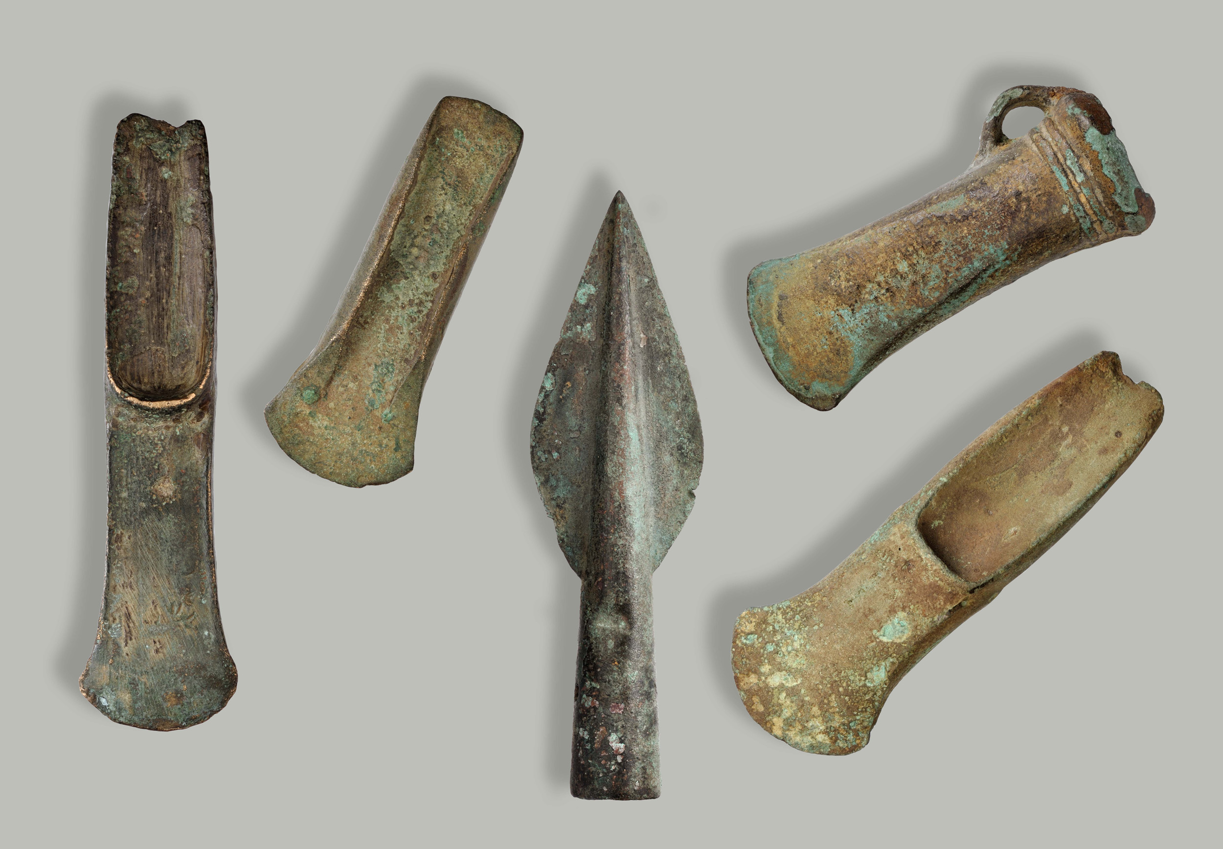 Verschillende bijltypen en een lanspunt, 2100-800 v.Chr., brons, collectie Drents Museum