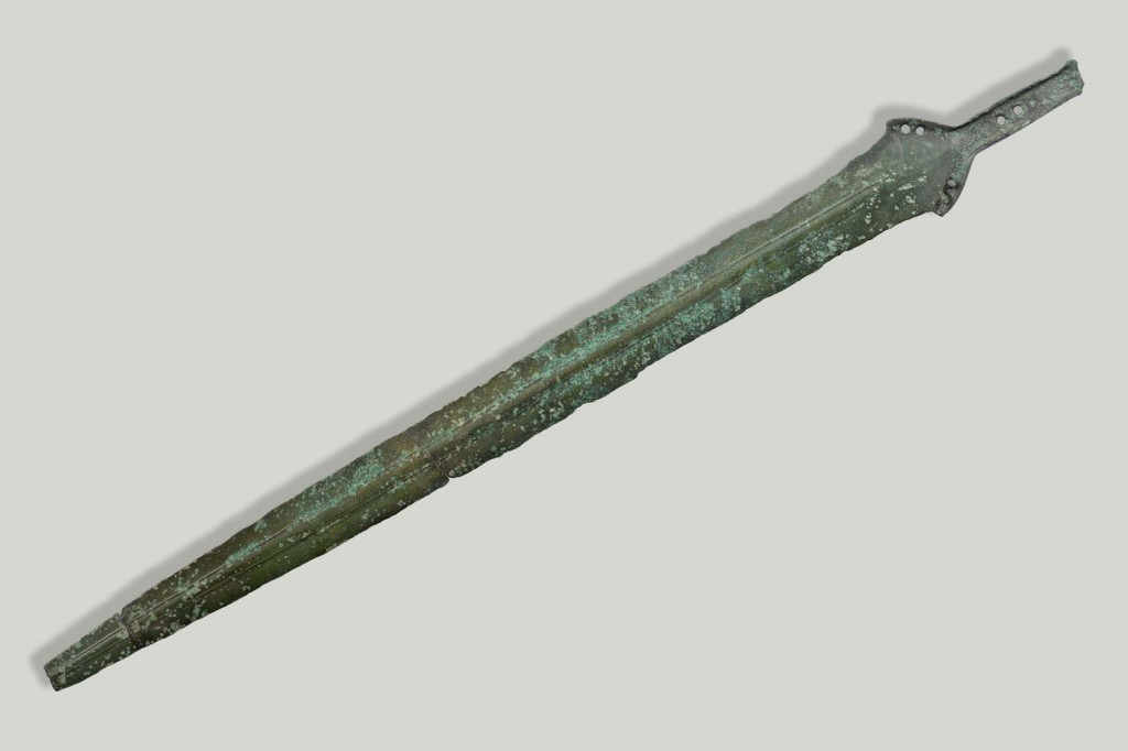 Zwaard, ca. 1000 v.Chr., brons, lengte ruim 60 cm., collectie Drents Museum