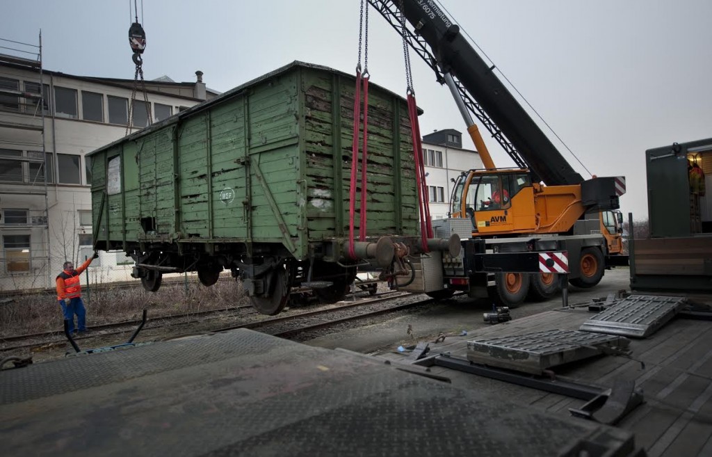 De eerste wagon is dinsdag vanuit de Duitse plaats Butzbach overgebracht naar Nederland. (Sake Elzinga / Westerbork)