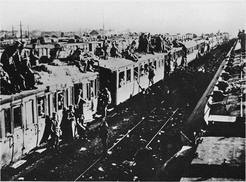 Duitse soldaten op het dak van een trein, 1918
