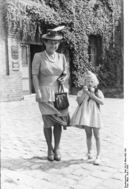 Gudrun Himmler (r) met haar moeder Marga (Bundesarchiv)