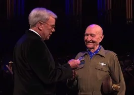 Gail Halvorsen met Tom Brokaw tijdens het aan hem opgedragen kerstconcert in 2012. © Mormon Tabernacle Choir